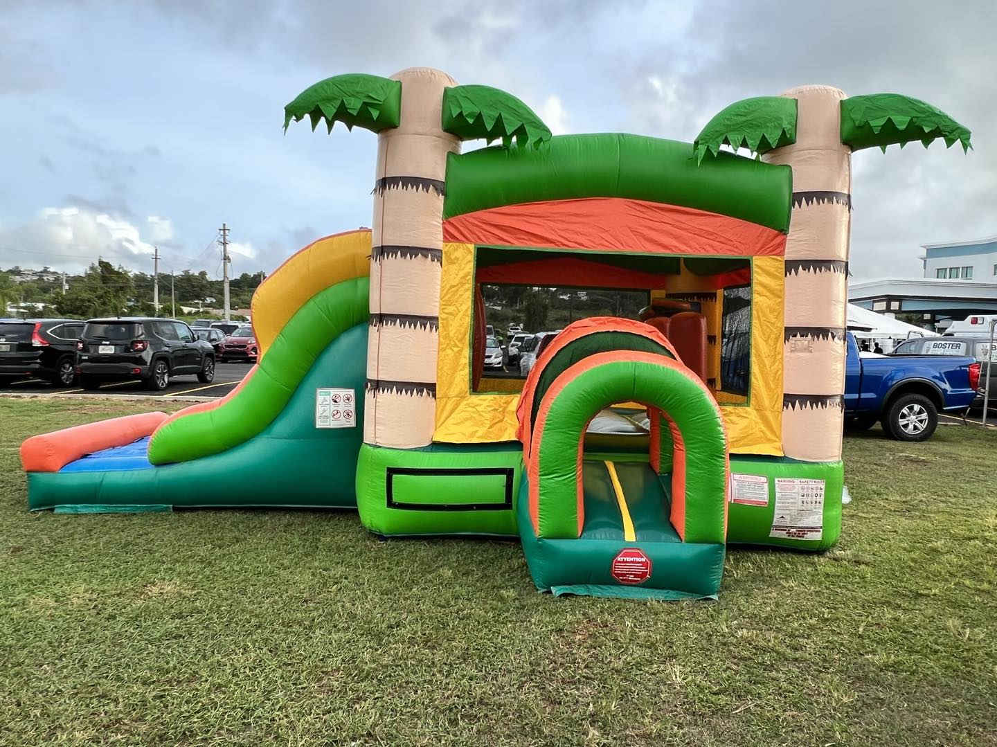 Castillo con chorrera tropical verde