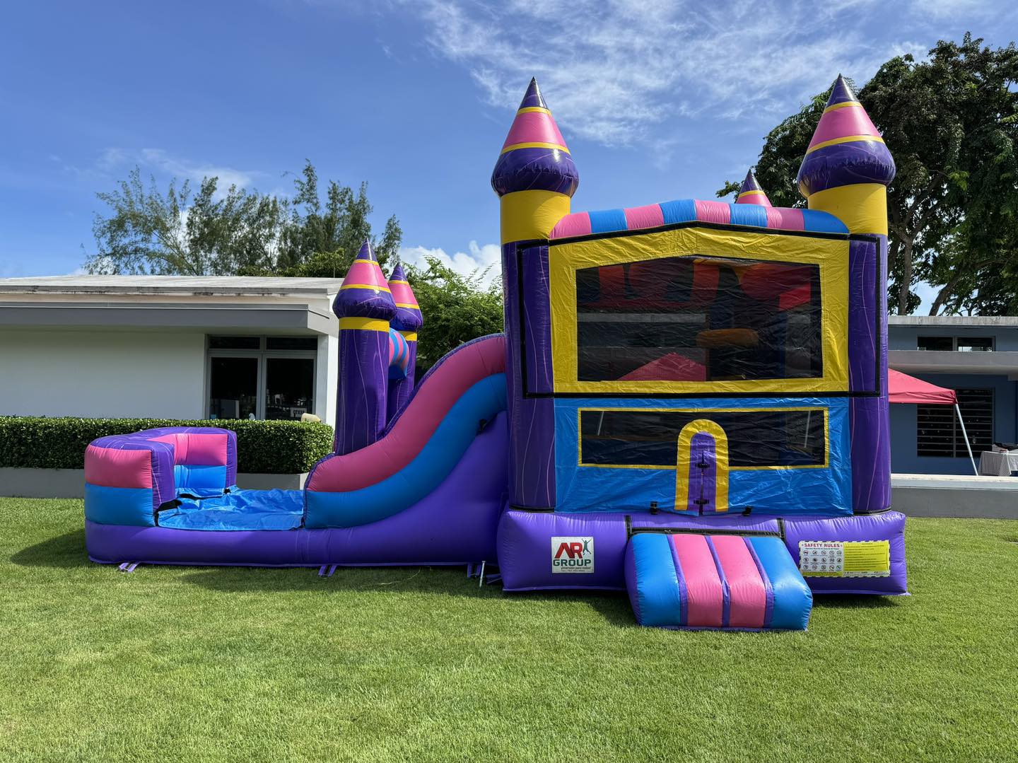 Castillo con chorrera violeta y rosa